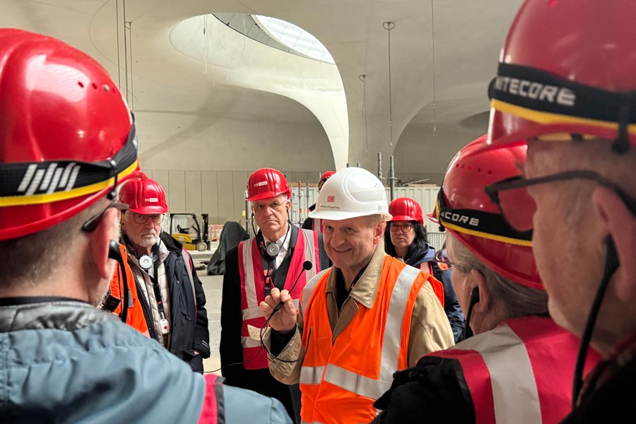 BDS Mitglieder im Gespräch mit dem Architekten in der großen Bahnhofshalle von Stuttgart 21